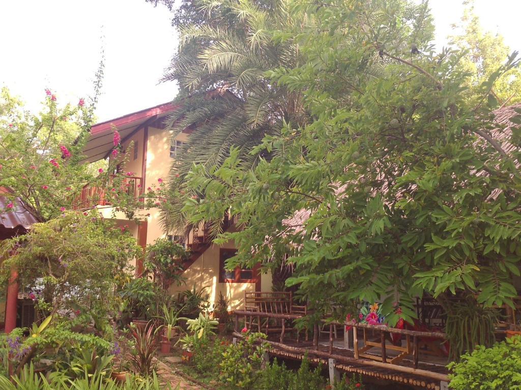 Ban Sabai Sabai Guest House Kanchanaburi Esterno foto