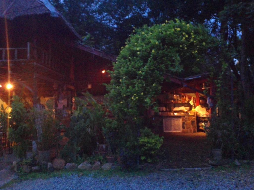 Ban Sabai Sabai Guest House Kanchanaburi Esterno foto