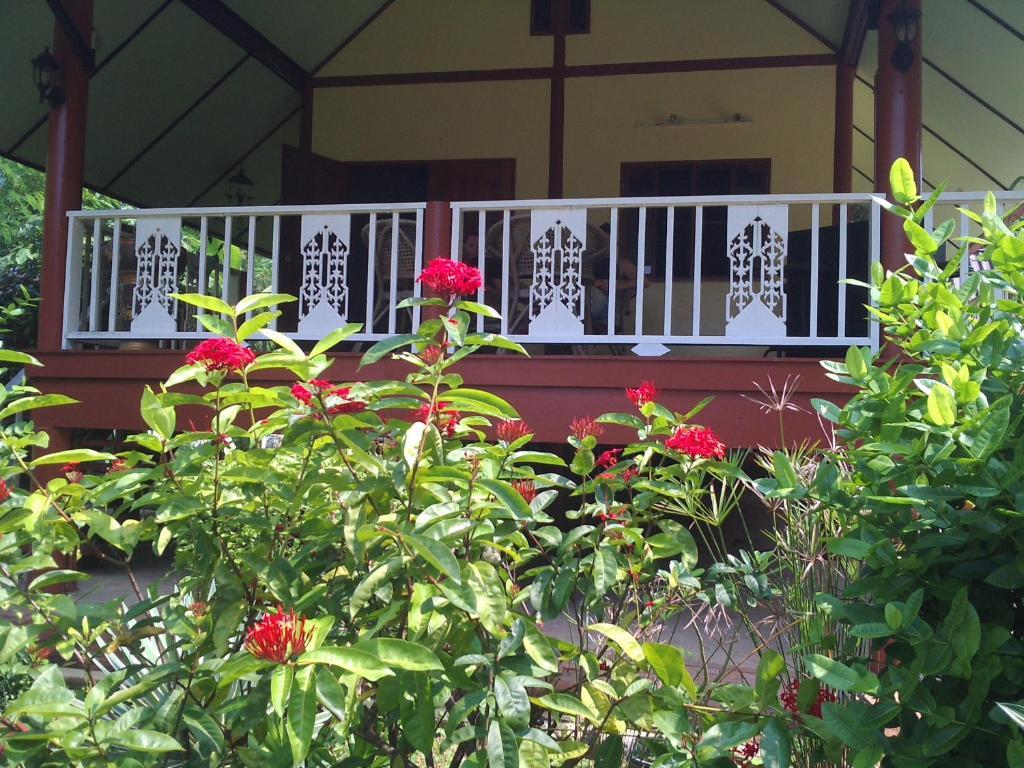 Ban Sabai Sabai Guest House Kanchanaburi Esterno foto